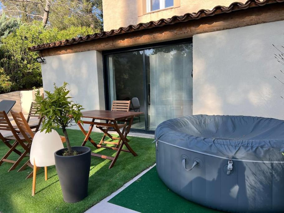 L'Escale Apartment Meyreuil Bagian luar foto